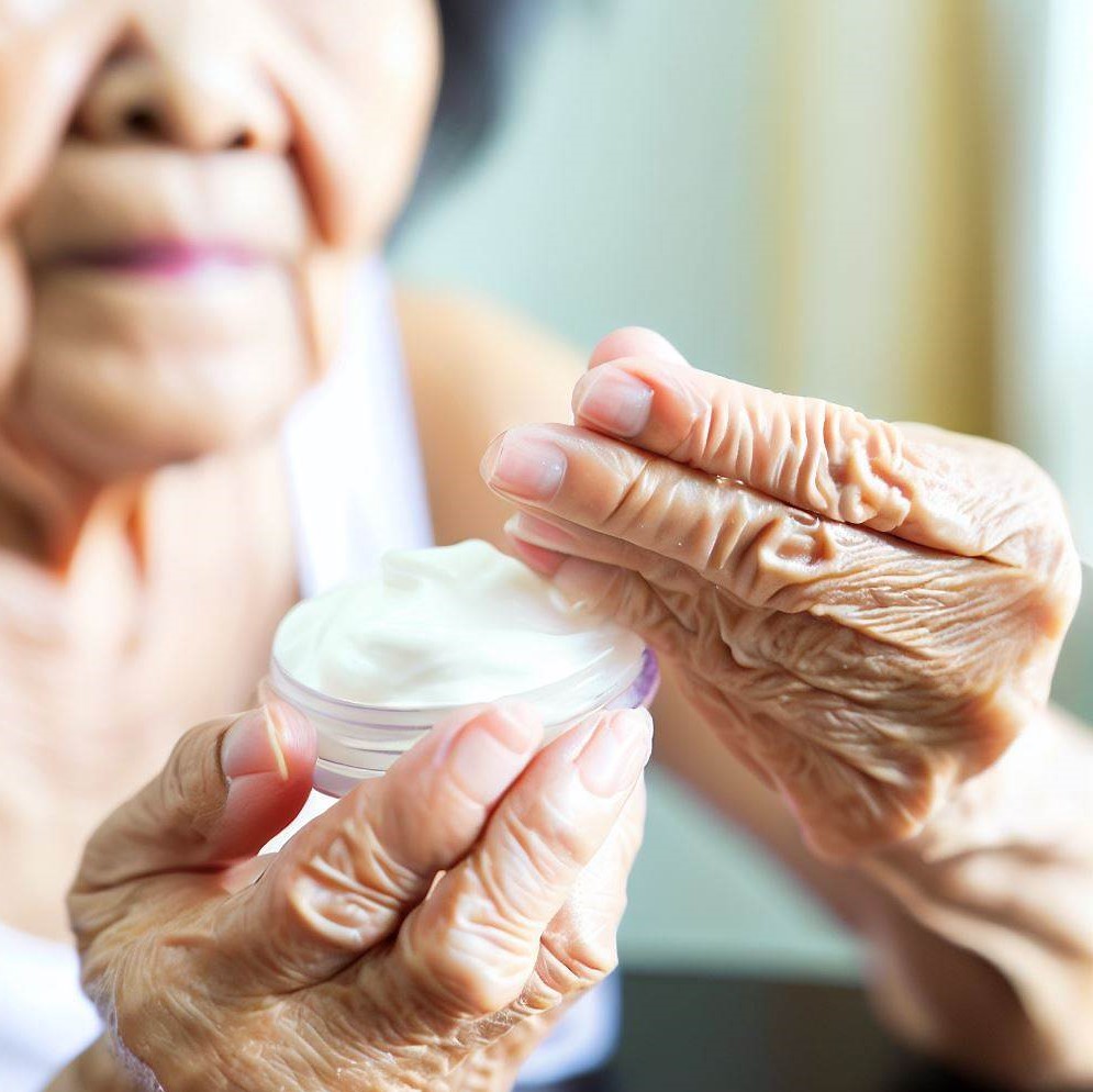 سالمند رد حال مراقبت از پوست با استفاده از کرم ضد آفتاب